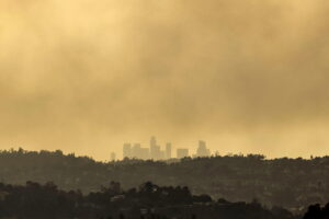 lo angeles in una coltre di fumo durante gli incendi