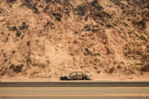 un'auto distrutta negli incendi di los angeles