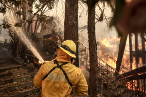 pompiere cerca di spegnere incendio a los angeles