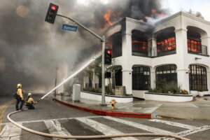 casa in fiamme a los angeles