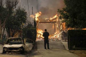 uomo filma l'incendio di una casa a los angeles