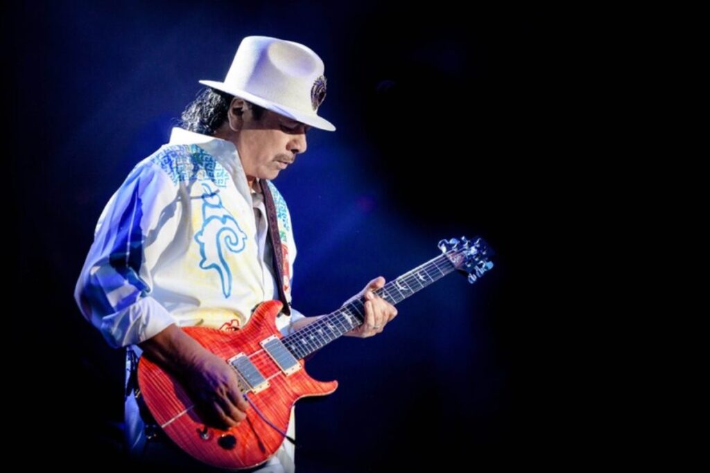 Carlos Santana sul palco con la sua chitarra durante un'esibizione