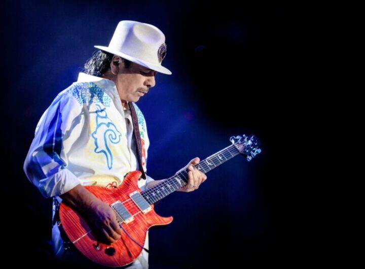 Carlos Santana sul palco con la sua chitarra durante un'esibizione