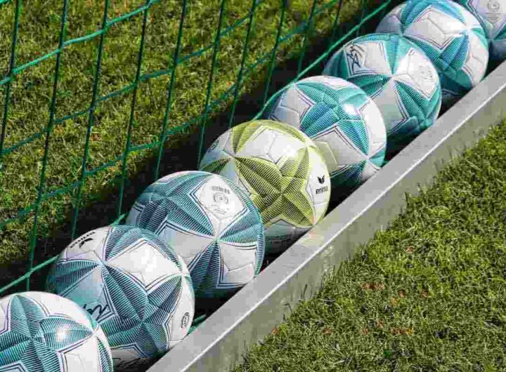 Palloni di calcio a bordocampo