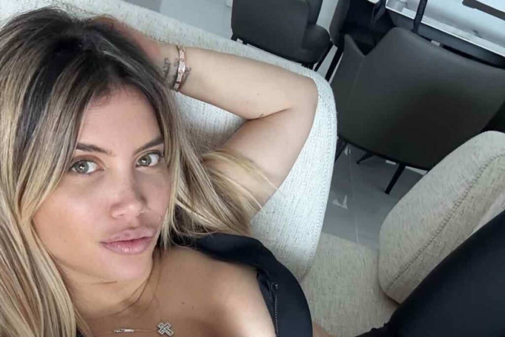 Wanda Nara stesa sul divano