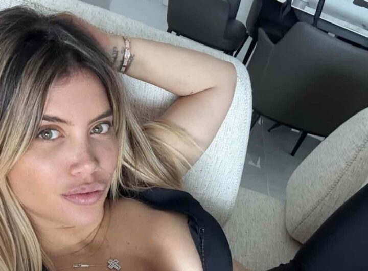 Wanda Nara stesa sul divano