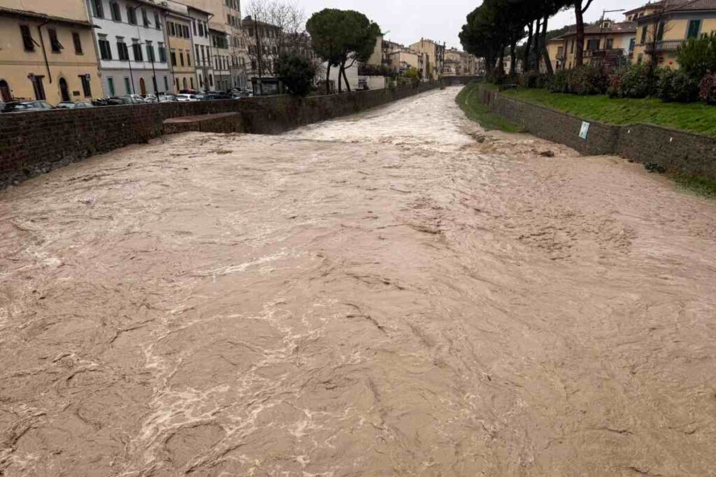 arno in piena a firenze