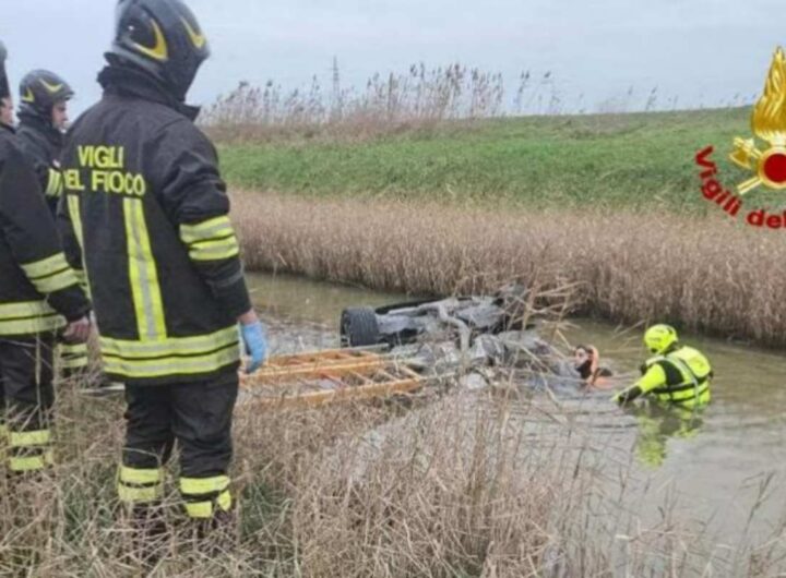 Vigili del fuoco recuperano il corpo del guidatore