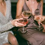 delle ragazze bevono dei drink alcolici