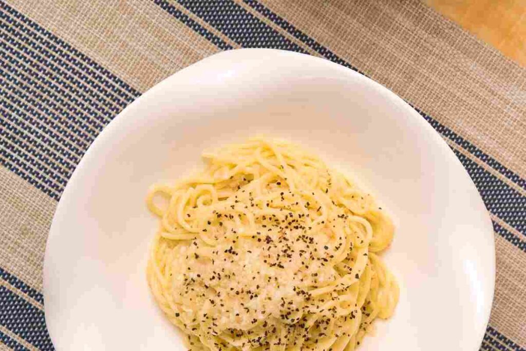 un piatto di pasta cacio e pepe