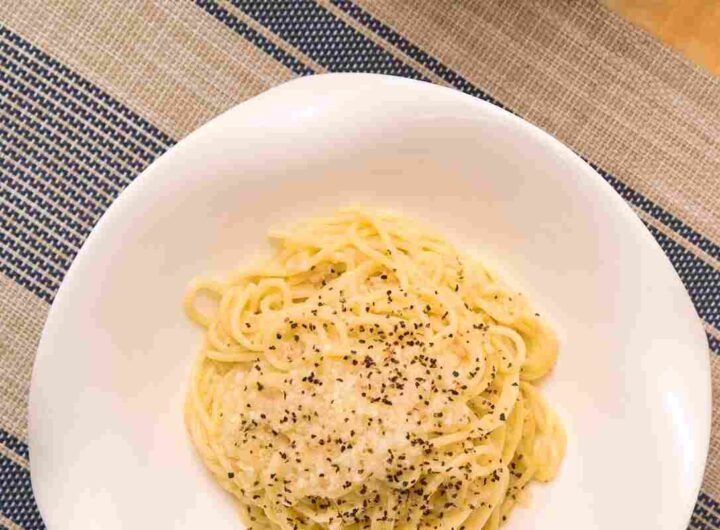 un piatto di pasta cacio e pepe