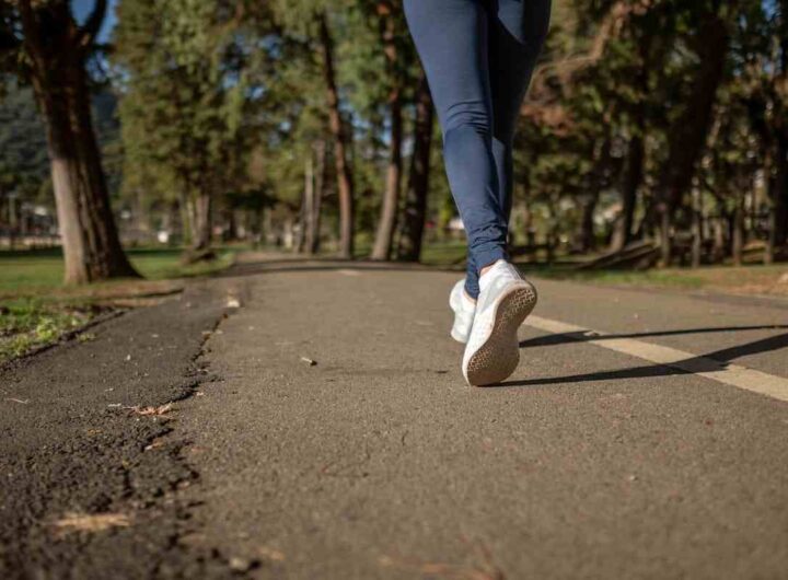 una ragazza cammina in un parco