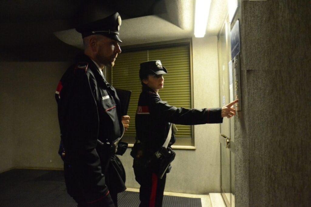 carabinieri alla porta