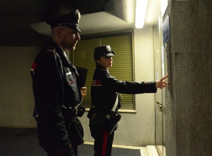 carabinieri alla porta