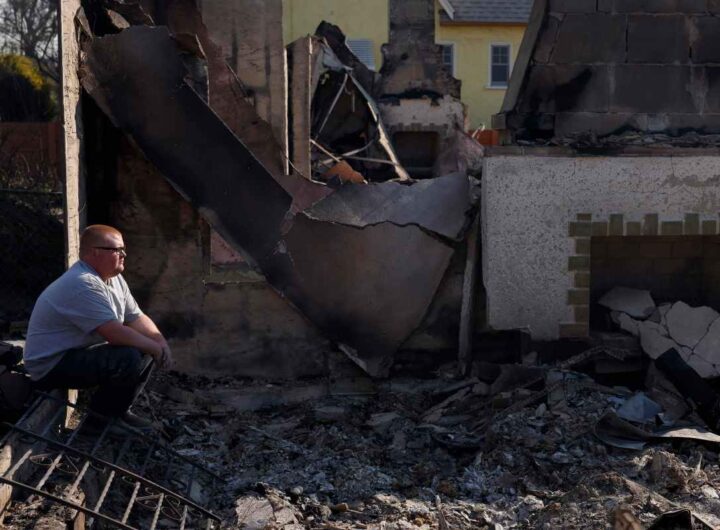 uomo seduto tra le macerie della sua casa distrutta negli incendi di los angeles