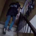 polizia sulle scale di un palazzo