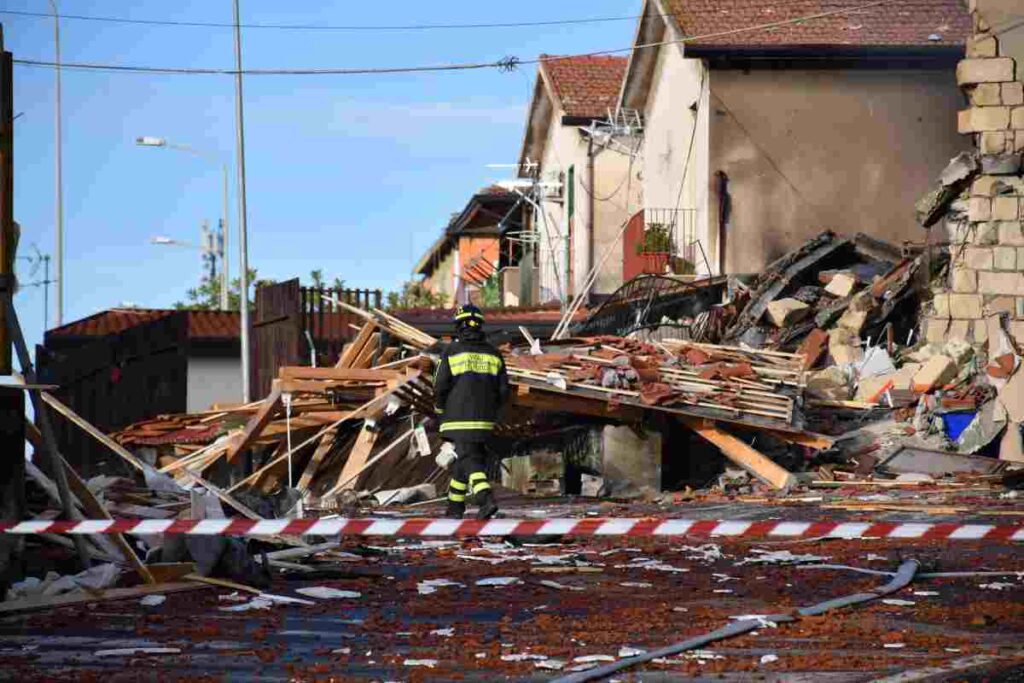 I resti della palazzina crollata a Catania