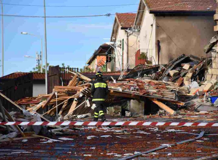 I resti della palazzina crollata a Catania