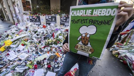 Charlie hebdo, fiori dopo l'attentato