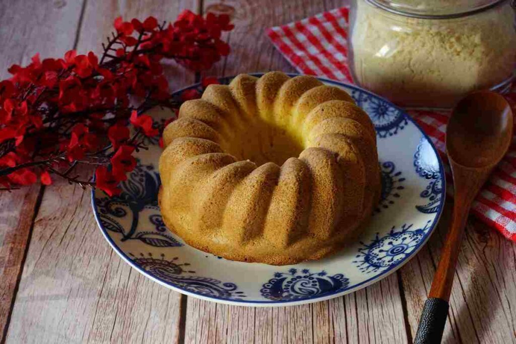 un ciambellone su un piatto