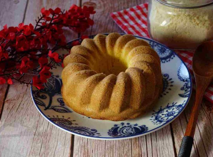 un ciambellone su un piatto