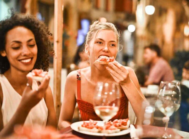 due giovani donne mangiano italiano