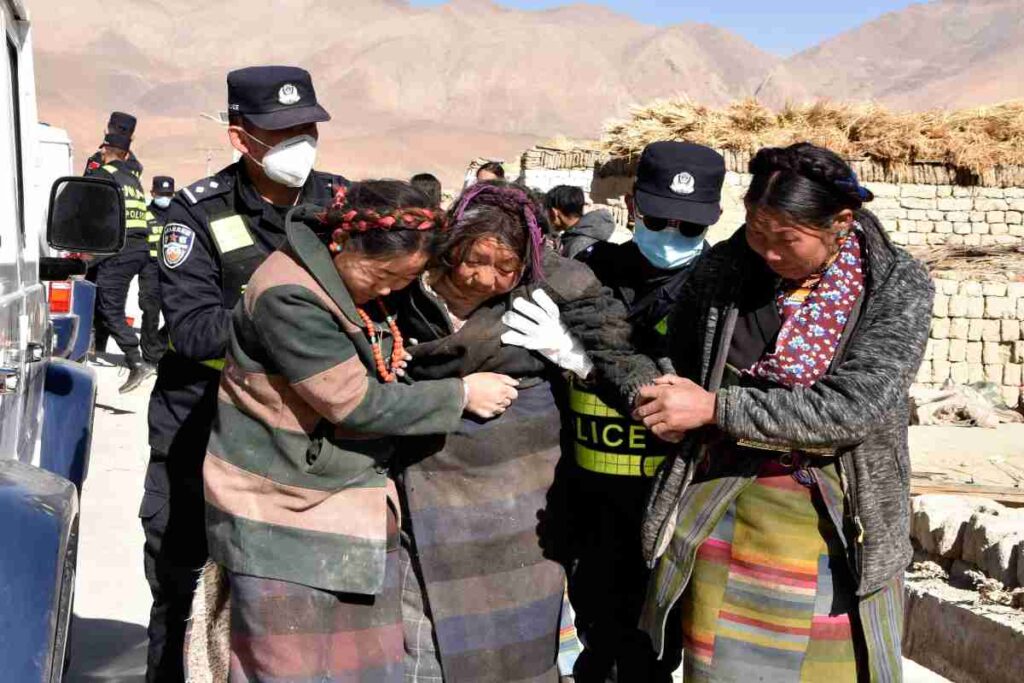 Donne tibetane estratte dalle macerie dopo il sisma