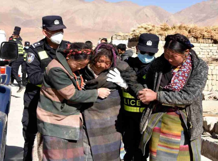 Donne tibetane estratte dalle macerie dopo il sisma