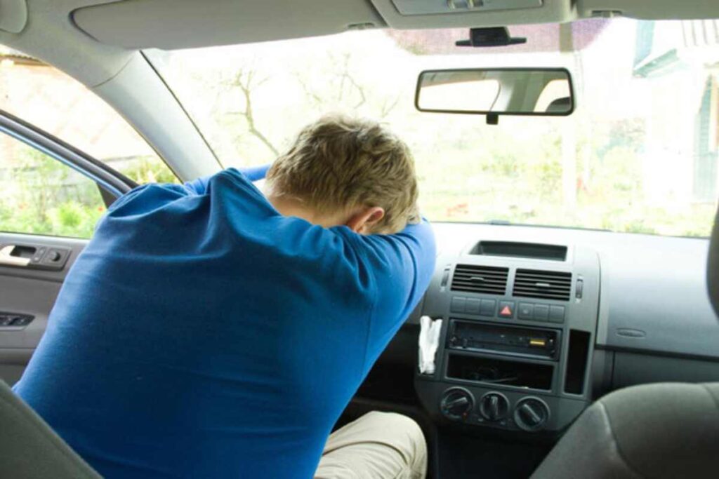 Un uomo dorme in auto