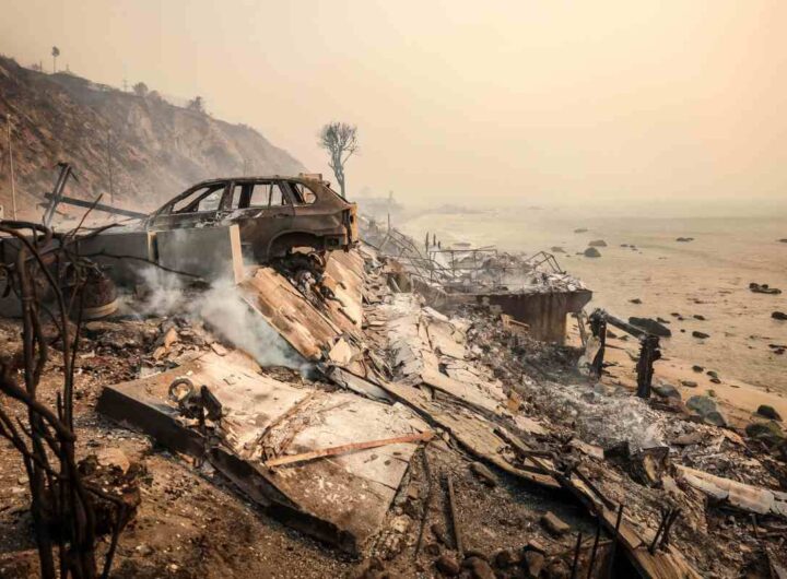 auto bruciata negli incendi a los angeles