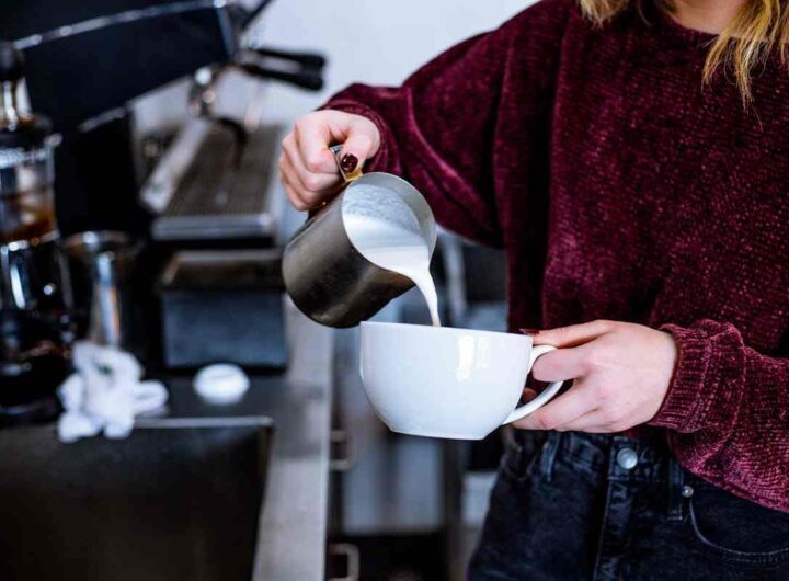 una ragazza prepara un cappuccino