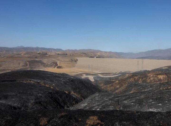 Le colline a nord di Los Angeles bruciate