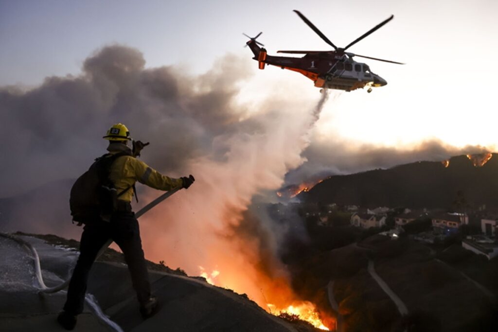 Una foto degli incendi a Los Angeles