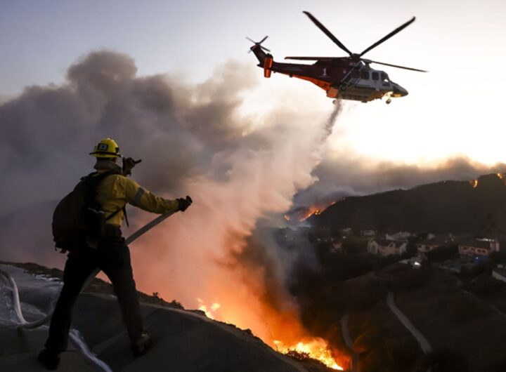 Una foto degli incendi a Los Angeles