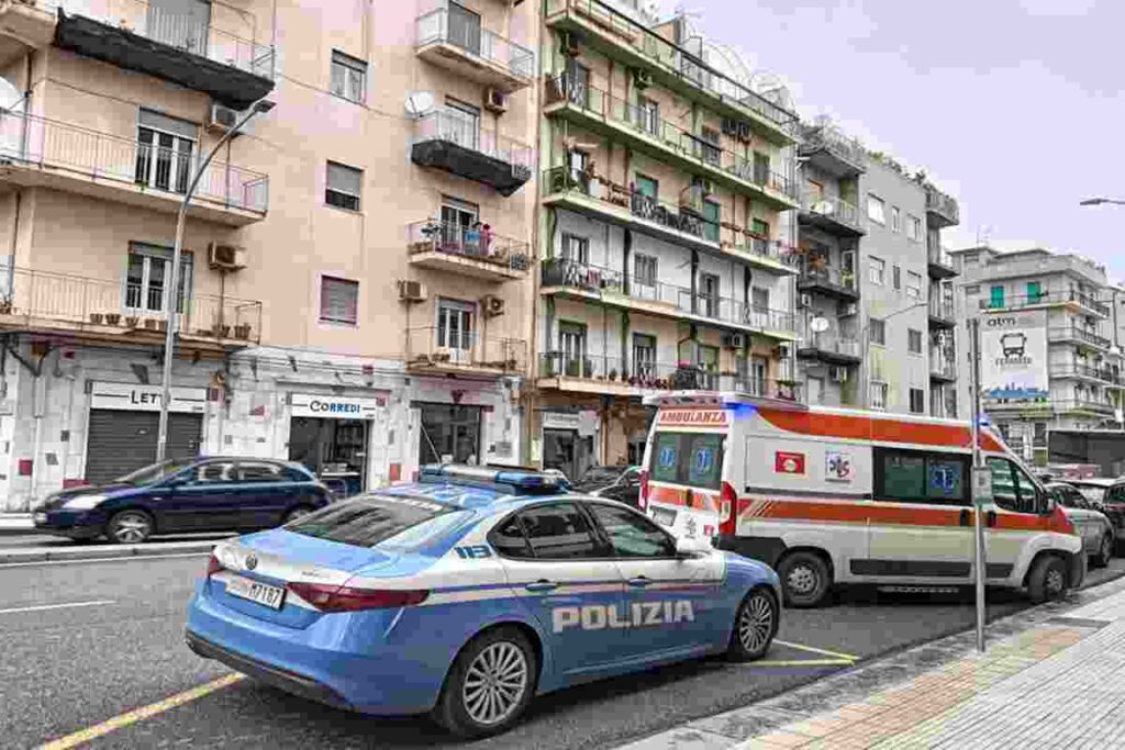 Polizia sul luogo in cui un giovane ha ucciso la madre a Messina.