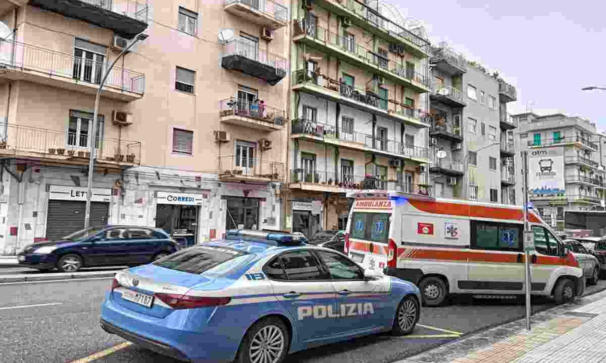 Polizia sul luogo in cui un giovane ha ucciso la madre a Messina.