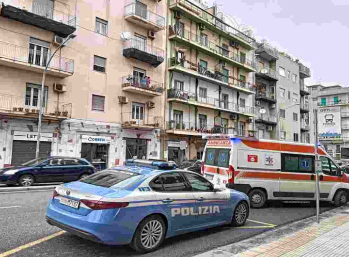 Polizia sul luogo in cui un giovane ha ucciso la madre a Messina.