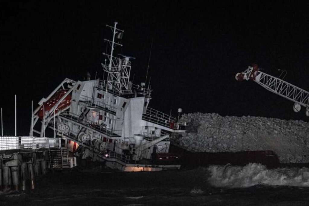 La nave cargo incagliata a Marina di Massa