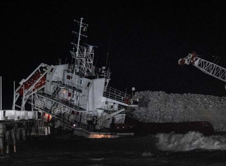 La nave cargo incagliata a Marina di Massa