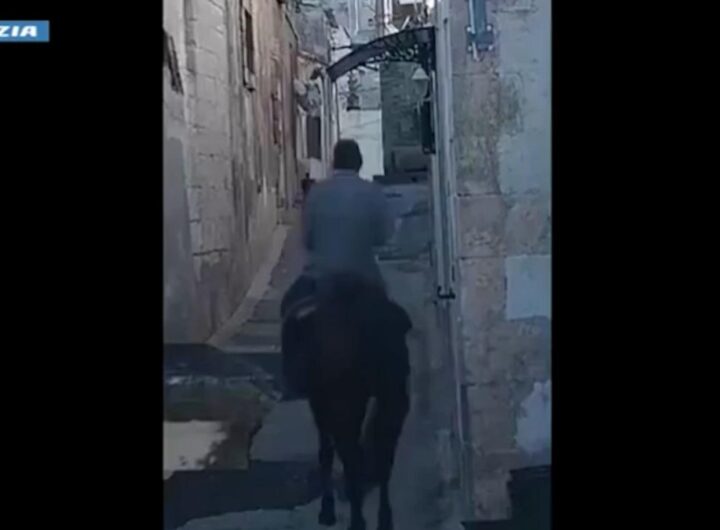 a cavallo nei vicoli di noto