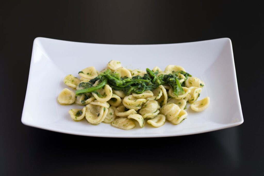 un piatto di orecchiette alle cime di rapa