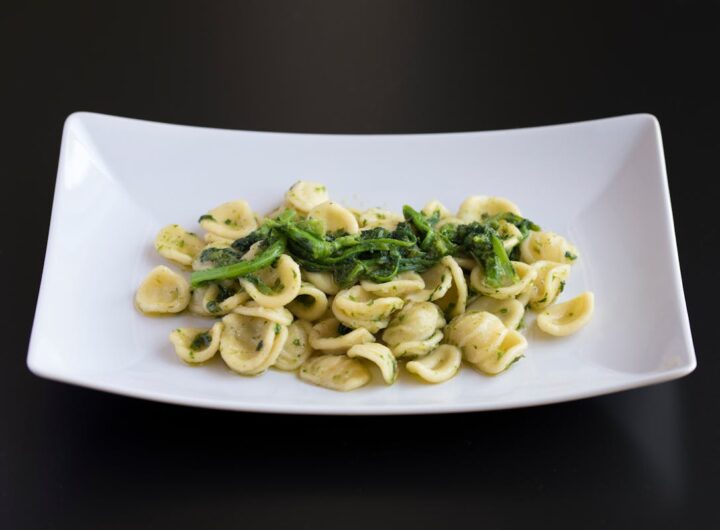 un piatto di orecchiette alle cime di rapa