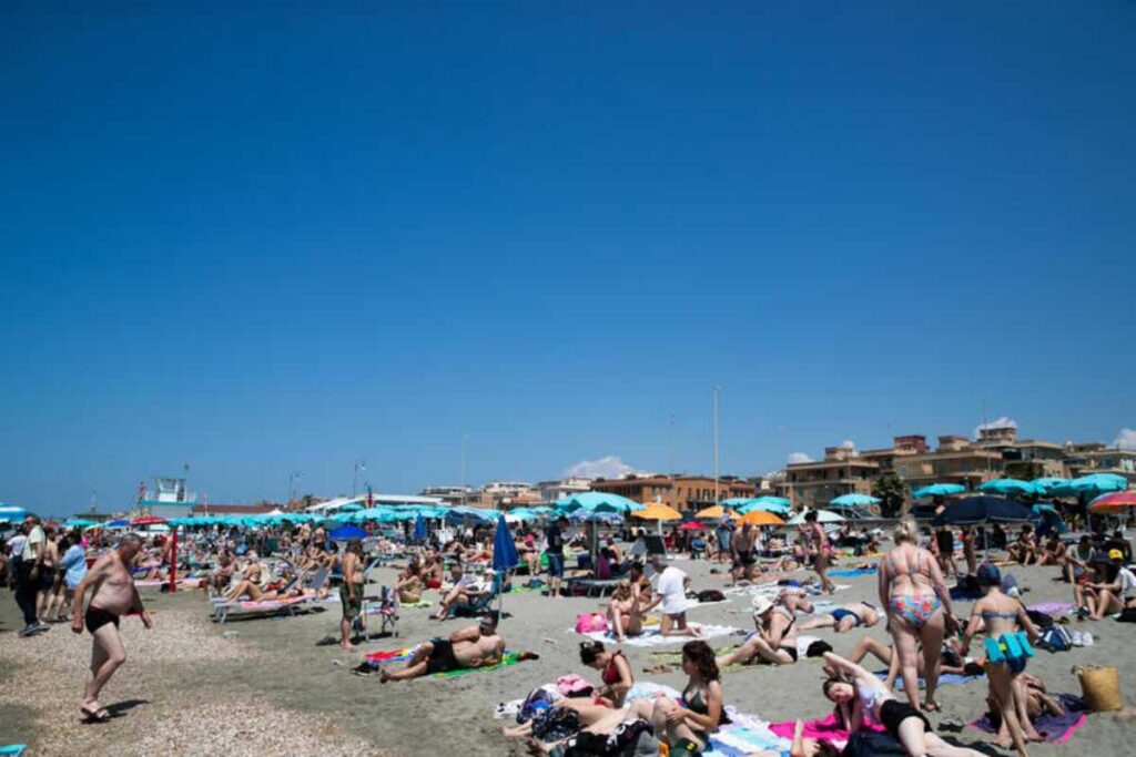 panoramica di una spiaggia di ostia