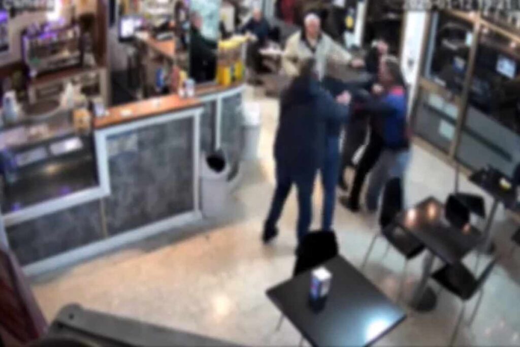 Il video dei due fratelli moldavi che picchiano il barista cinese a Padova