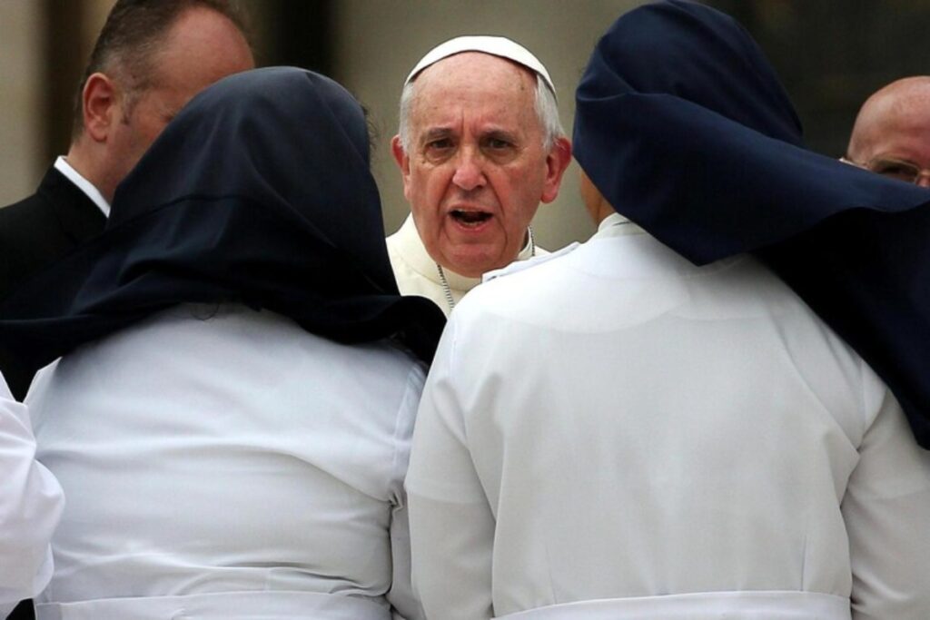 papa francesco con le suore