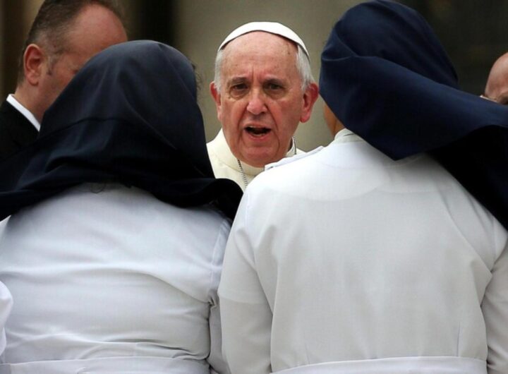 papa francesco con le suore