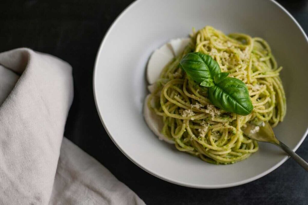 pasta su piatto bianco