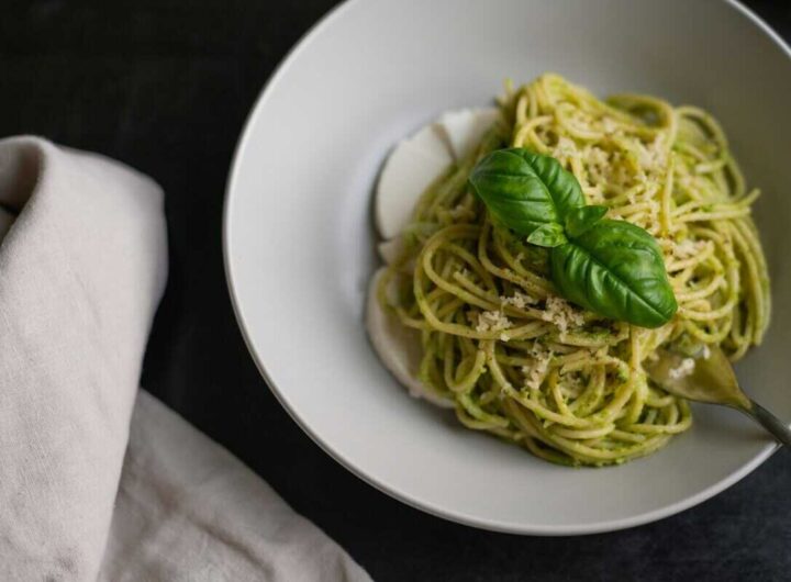 pasta su piatto bianco