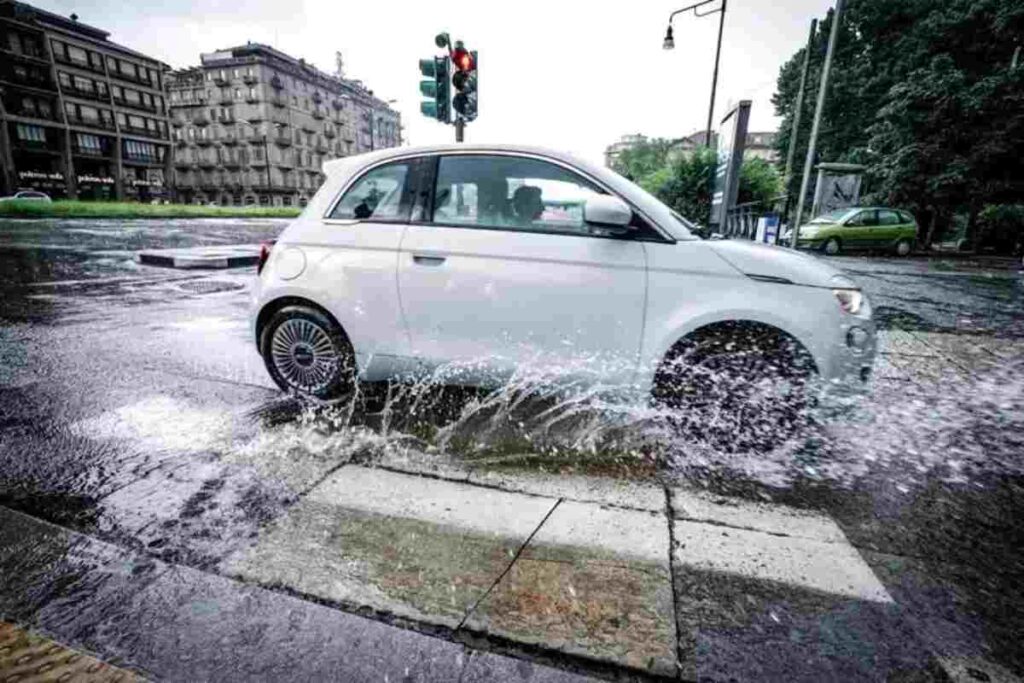 Un'auto passa su una pozzanghera