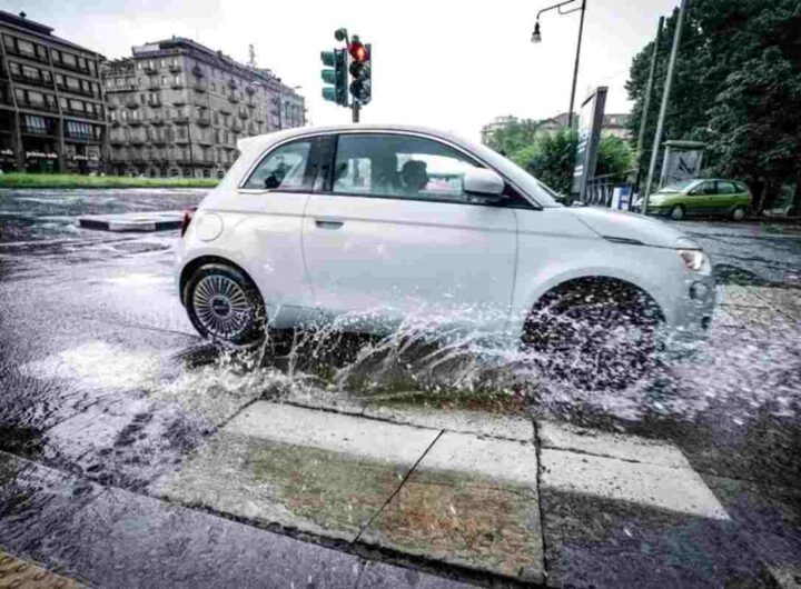 Un'auto passa su una pozzanghera